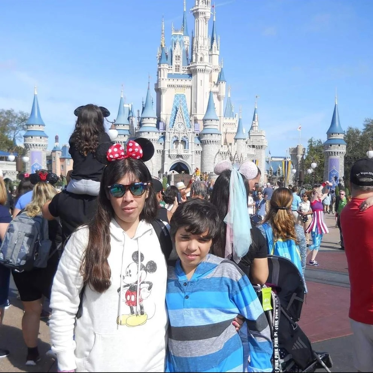 Yanina junto a su hijo en un viaje a Disney de hace algunos años. En Tik Tok cuestionan su estilo de vida por ser empleada doméstica.