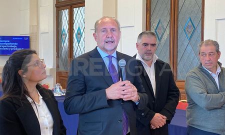 El productor tiene que estar enfrentando su próxima cosecha y ojalá lo podamos hacer con una nueva ley que lo resguarde, dijo Perotti en la presentación del proyecto de ley sobre Gestión de Riesgos de Emergencia Agropecuaria y Régimen de Promoción Industrial. El productor tiene que estar enfrentando su próxima cosecha y ojalá lo podamos hacer con una nueva ley que lo resguarde, dijo Perotti en la presentación del proyecto de ley sobre Gestión de Riesgos de Emergencia Agropecuaria y Régimen de Promoción Industrial.