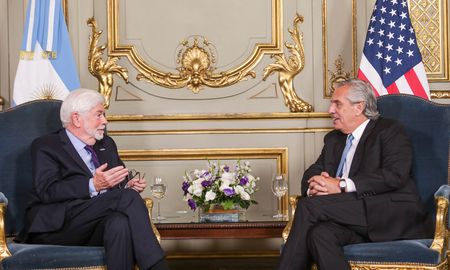 El presidente Alberto Fernández y el asesor presidencial especial para las Américas de los Estados Unidos, Christopher Dodd.