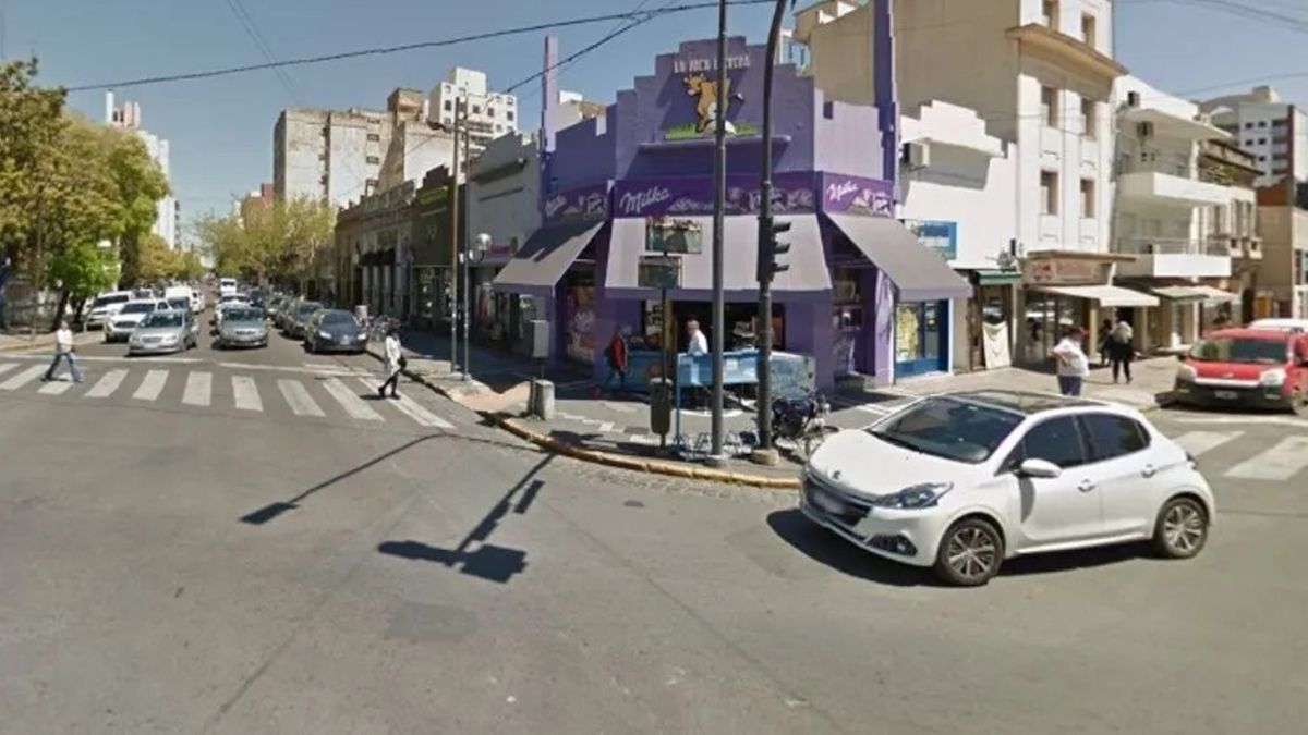 La asaltaron en un bar, un hombre le ofreció ayudarla pero la violó en un contenedor de residuos