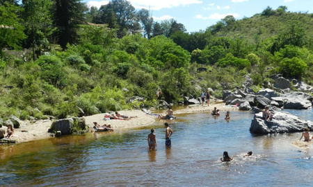 Las aguas cristalinas del río San Antonio permiten disfrutar de un verano refrescante y divertido en familia. Las aguas cristalinas del río San Antonio permiten disfrutar de un verano refrescante y divertido en familia.
