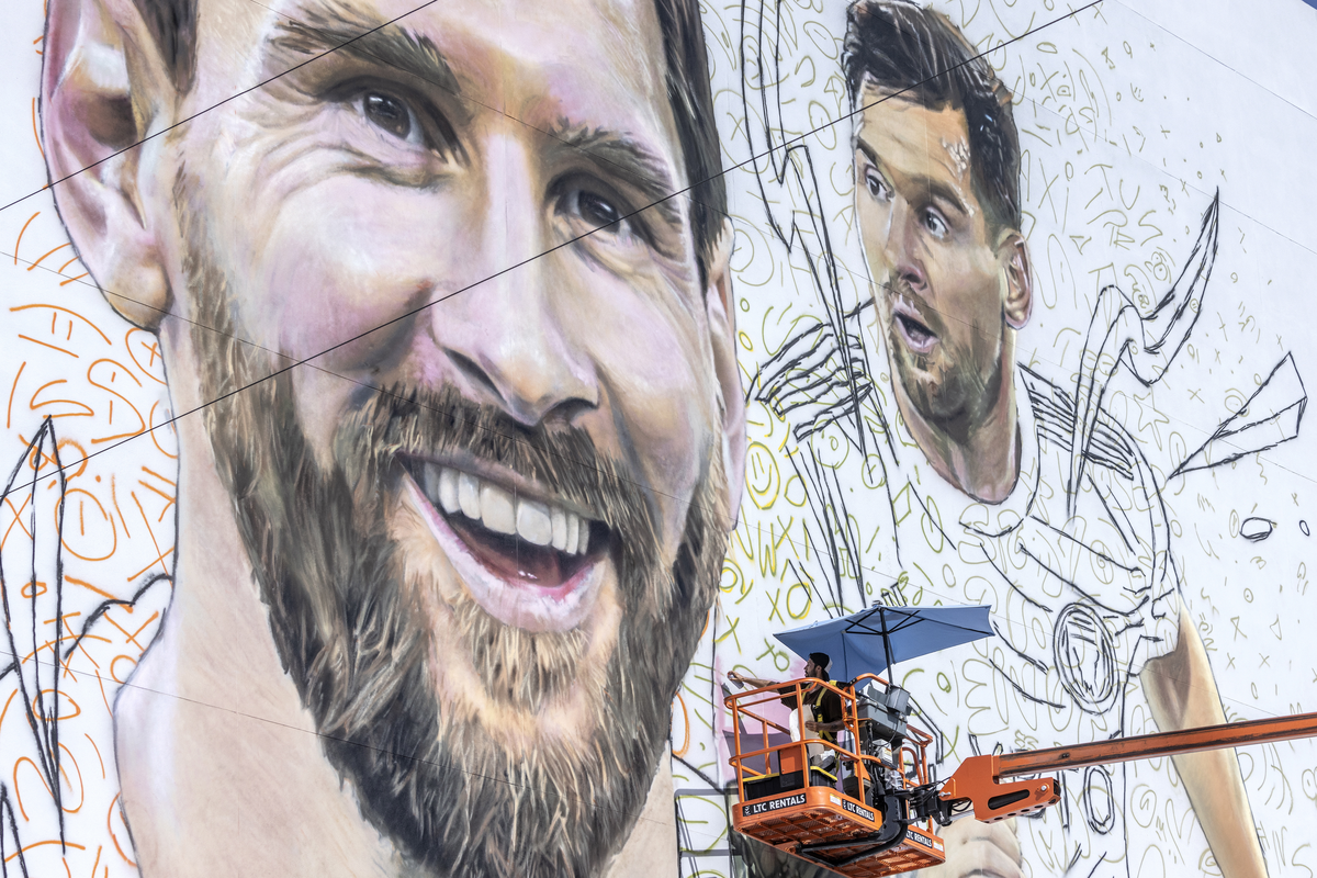 Ignacio Bagnasco pinta el mural de Messi en el barrio de Wynwood. Foto: EFE