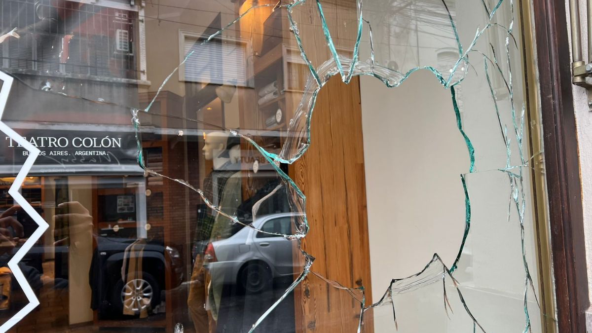 Así quedó la vidriera de uno de los locales afectados por los robos. Así quedó la vidriera de uno de los locales afectados por los robos.