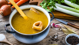 altText(Caldo de huesos: la receta ancestral que nutre y calienta en invierno)}