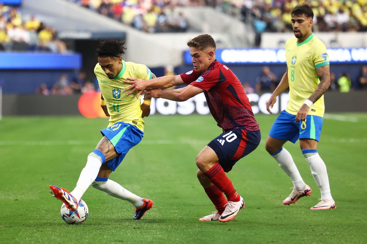 El centrocampista de Brasil Raphinha (11) regatea al centrocampista de Costa Rica Brandon Aguilera (10) durante la primera mitad de un partido en el SoFi Stadium. Crédito obligatorio: Foto NA: Jessica Alcheh-USA TODAY Sports El centrocampista de Brasil Raphinha (11) regatea al centrocampista de Costa Rica Brandon Aguilera (10) durante la primera mitad de un partido en el SoFi Stadium. Crédito obligatorio: Foto NA: Jessica Alcheh-USA TODAY Sports