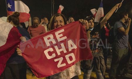 El rechazo a la nueva constitución de Chile se impuso en el plebiscito este domingo.&nbsp;