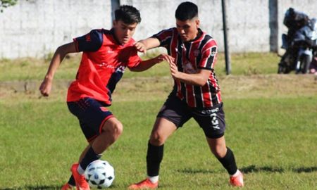 Los Piratitas y Los Juveniles, uno de los partidos de la fecha 6 de la Liga Santafesina de Fútbol. Foto: Diego Vega.