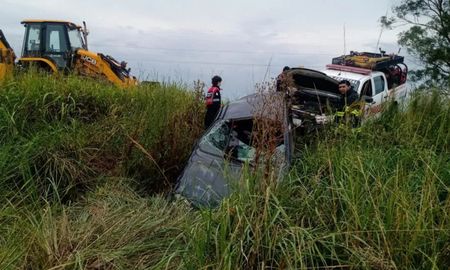 El auto dio cuatro vuelcos tras impactar contra un bache en la ruta nacional 11 en el norte de Santa Fe. El auto dio cuatro vuelcos tras impactar contra un bache en la ruta nacional 11 en el norte de Santa Fe.