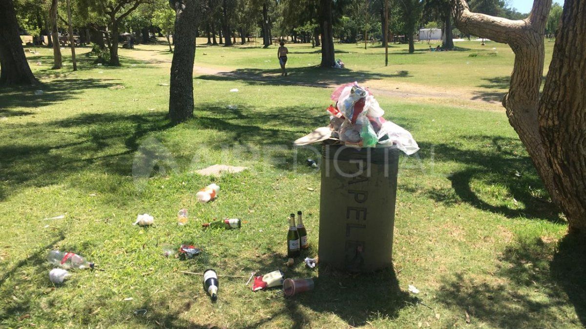 Los cestos no dieron abasto para contener los residuos