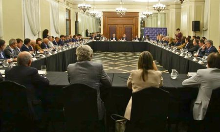 Esta mañana, Juan Pazo encabezó una reunión con representantes de distintos eslabones del agronegocio argentino. Esta mañana, Juan Pazo encabezó una reunión con representantes de distintos eslabones del agronegocio argentino.