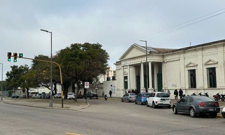 Los restos de Villanueva fueron trasladados al Cementerio Municipal de Santa Fe luego de las 10.30. Los restos de Villanueva fueron trasladados al Cementerio Municipal de Santa Fe luego de las 10.30.