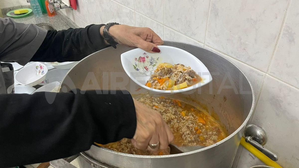 Durante la noche se entregan viandas con comida caliente para las personas en situación de calle. Durante la noche se entregan viandas con comida caliente para las personas en situación de calle.