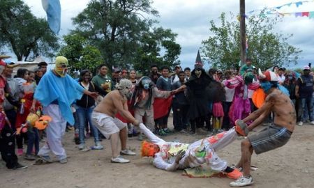 La brutal pelea en pleno carnaval salteño que terminó en un escándalo: hubo piñas, gritos y acuchillados en una carpa La brutal pelea en pleno carnaval salteño que terminó en un escándalo: hubo piñas, gritos y acuchillados en una carpa