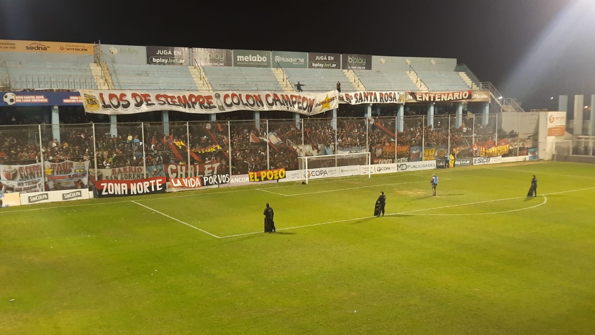 Los hinchas de Colón coparon su sector en el estadio de Atlético Rafaela. Los hinchas de Colón coparon su sector en el estadio de Atlético Rafaela.
