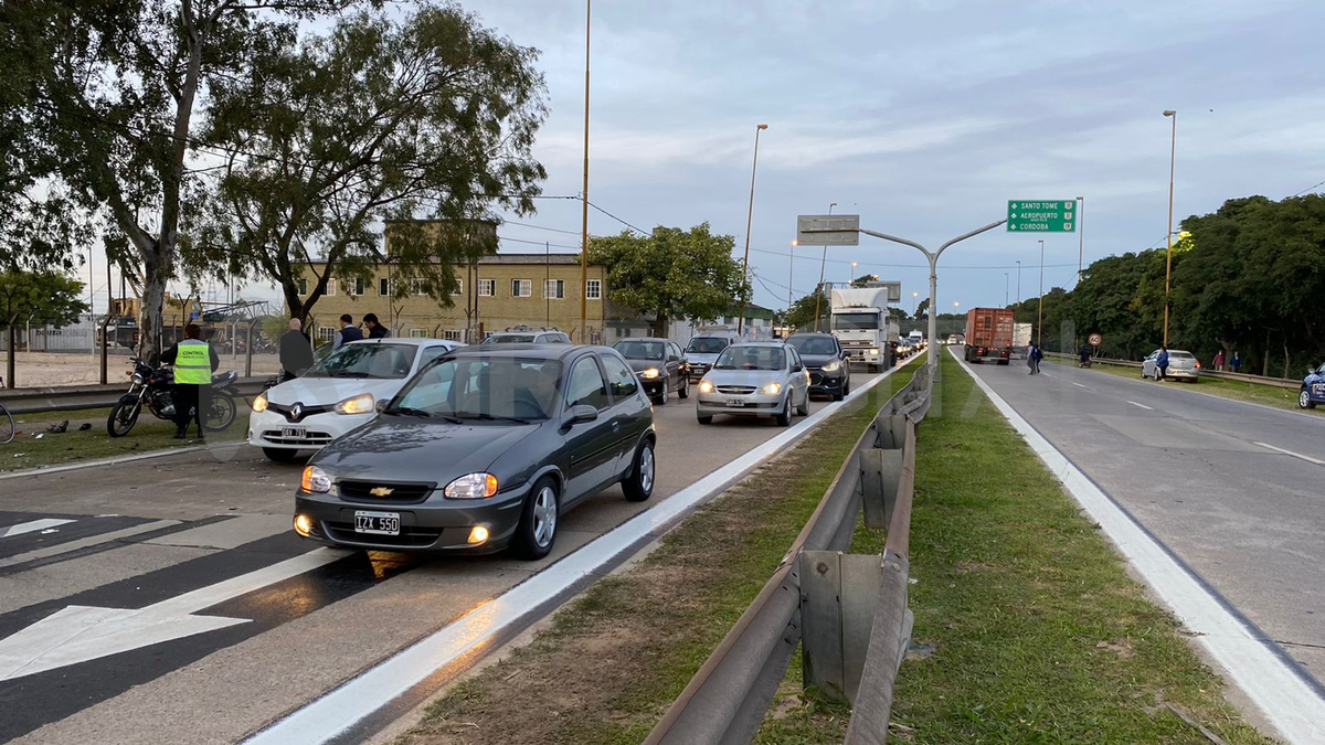 La calzada reducida tras el choque provocó demoras en el tránsito por cerca de dos horas.