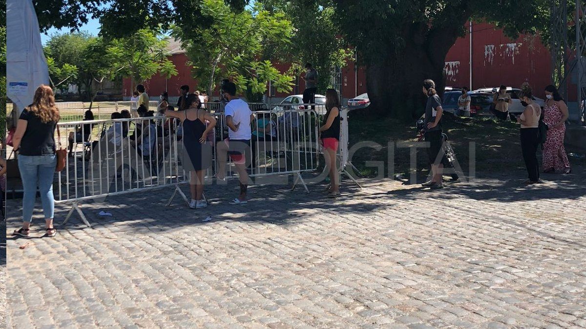 Este domingo 26 de diciembre se registró una larga fila en el centro de testeo de la Estación Belgrano.
