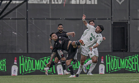 Deportivo Riestra ganó un duelo clave ante Sarmiento de Junín y defendió una jugada con 12 jugadores. Deportivo Riestra ganó un duelo clave ante Sarmiento de Junín y defendió una jugada con 12 jugadores.