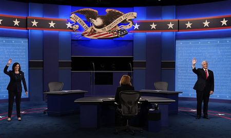 El vicepresidente de Estados Unidos, Mike Pence, y la demócrata Kamala Harris, debatieron este miércoles a la noche de cara a las elecciones del próximo 3 de noviembre en Estados Unidos. Hubo elogios y fuertes desacuerdos. El vicepresidente de Estados Unidos, Mike Pence, y la demócrata Kamala Harris, debatieron este miércoles a la noche de cara a las elecciones del próximo 3 de noviembre en Estados Unidos. Hubo elogios y fuertes desacuerdos.