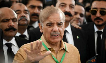 Pakistán tiene nuevo primer ministro, tras la destitución del anterior por el Parlamento. Pakistán tiene nuevo primer ministro, tras la destitución del anterior por el Parlamento.
