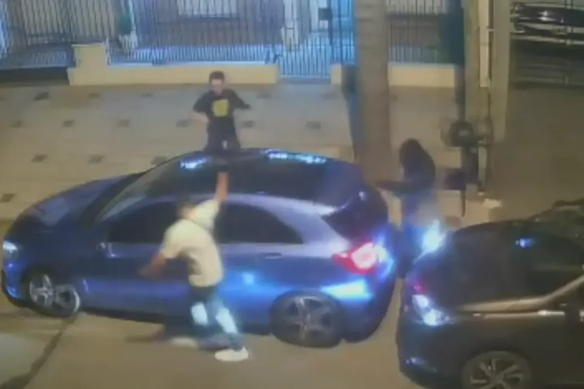 Dos ladrones tuvieron que pedirle ayuda al dueño del auto que estaban robando y se lo llevaron secuestrado.