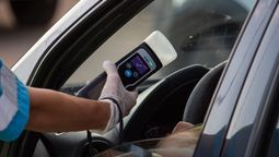 altText(Buenos Aires: un hombre alcoholizado rompió y saturó un alcoholímetro en pleno control)}