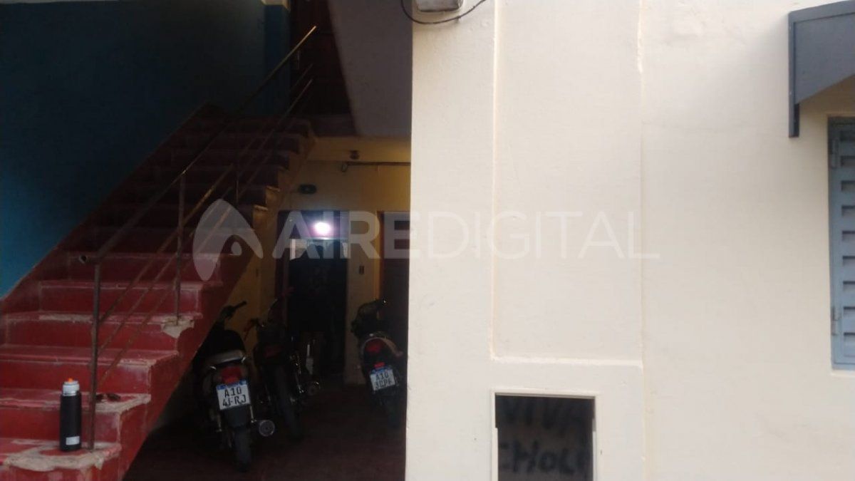 El ingreso al departamento en el que funciona el delivery de hamburguesas