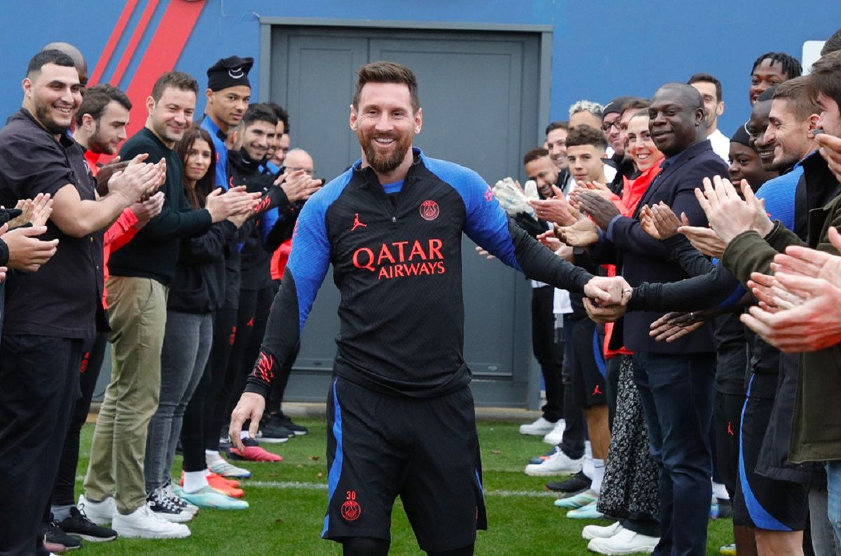 Lionel Messi fue homenajeado en su regreso a Paris Saint-Germain por sus compañeros y empleados del club.