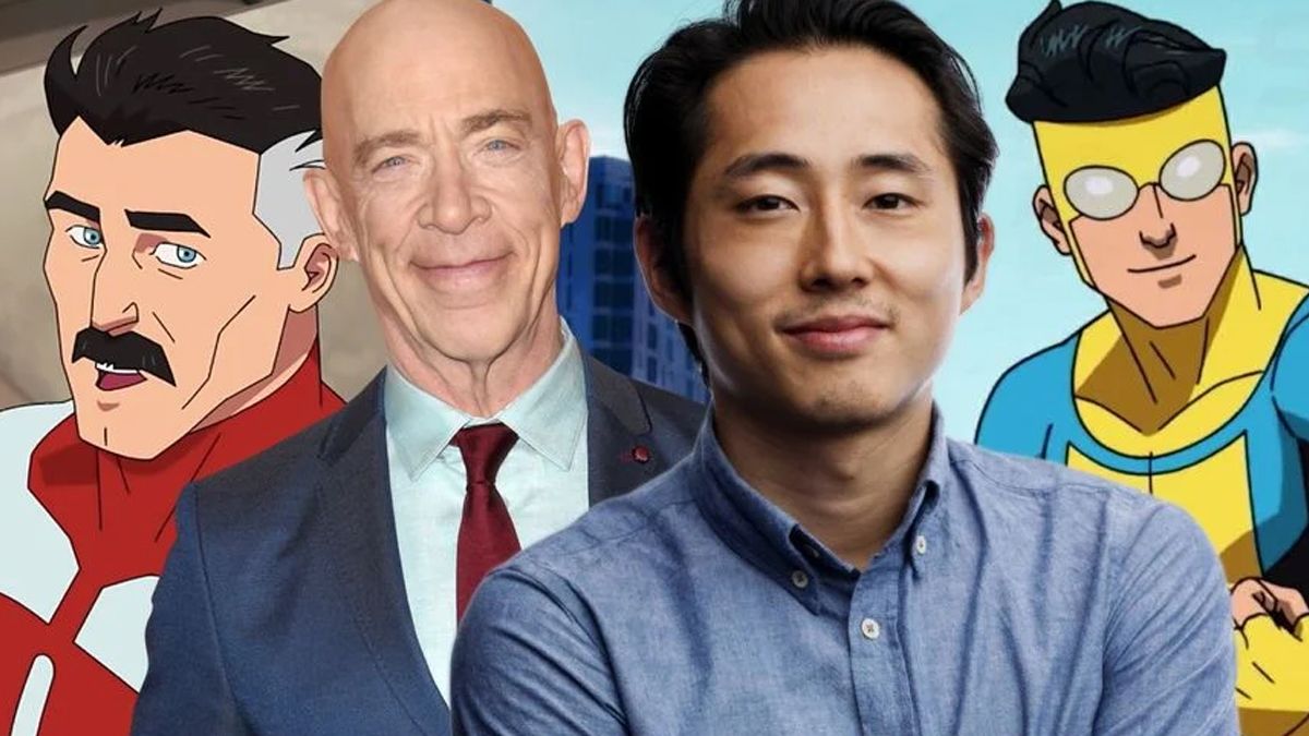 Mark Grayson (Steven Yeun), quien es como cualquier otro chico de su edad — excepto porque su padre es el superhéroe más poderoso en el planeta, Omni-Man (J.K. Simmons)