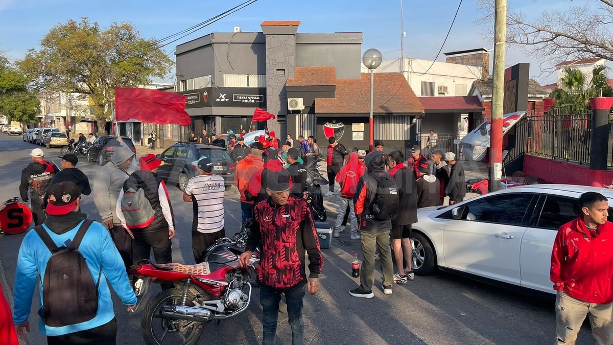 Hinchas de Colón se acercaron a la sede para apoyar a su equipo de cara al partido con Gimnasia de Mendoza.