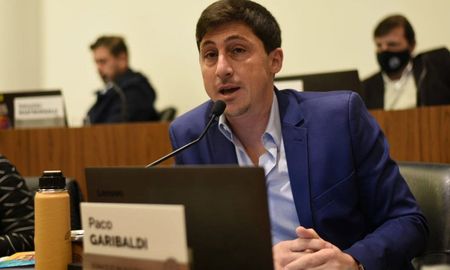Según el concejal Julio Garibaldi, el observatorio Demos determinó que cerca de 100.000 chicos santafesinos perdieron la relación pedagógica alumno - docente. Según el concejal Julio Garibaldi, el observatorio Demos determinó que cerca de 100.000 chicos santafesinos perdieron la relación pedagógica alumno - docente.