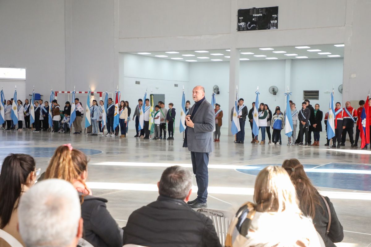 Perotti resaltó que “la provincia suma hoy otro espacio maravilloso en Ceres, que tiene la posibilidad de tener uno de los mejores Centros de Educación Física". Perotti resaltó que “la provincia suma hoy otro espacio maravilloso en Ceres, que tiene la posibilidad de tener uno de los mejores Centros de Educación Física".