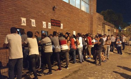 sudamericana: casi 7 horas de demora en el primer dia de canje de entradas para el partido de colon sudamericana: casi 7 horas de demora en el primer dia de canje de entradas para el partido de colon