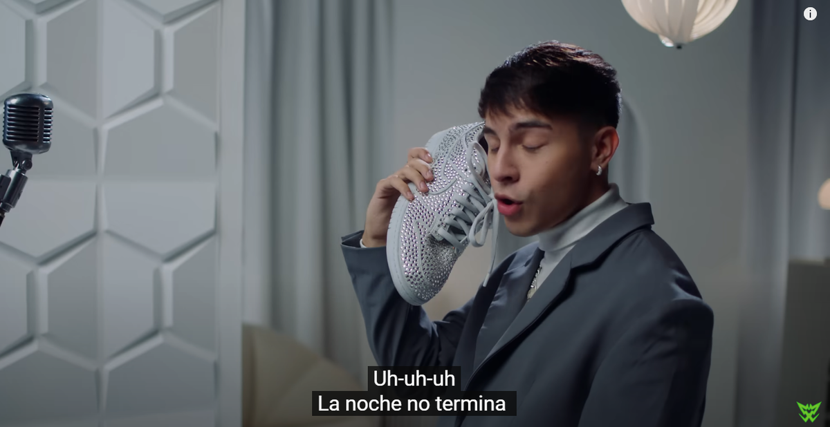  "Rusher" utilizó una zapatilla como teléfono, recordando así cuando María inició una tendencia similar en su canción "Ojalá".