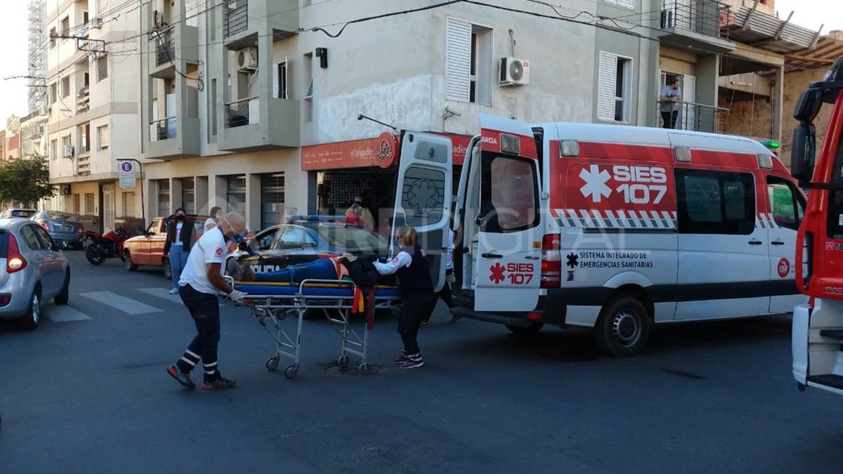 El personal del 107 SIES lleg&oacute; inmediatamente y traslad&oacute; a la mujer que conduc&iacute;a el Peugeot 504.&nbsp;