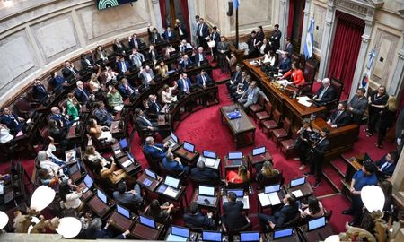 En medio de una fuerte expectativa del Gobierno nacional, el Senado convirtió este jueves en ley el proyecto que ratifica el acuerdo comercial entre el Mercosur y la Unión Europea. En medio de una fuerte expectativa del Gobierno nacional, el Senado convirtió este jueves en ley el proyecto que ratifica el acuerdo comercial entre el Mercosur y la Unión Europea.