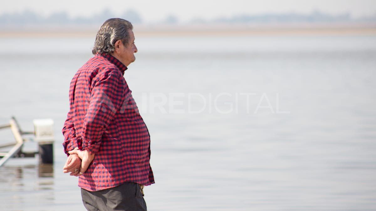 El suegro de uno de los hombres desaparecidos observa el operativo.&nbsp;