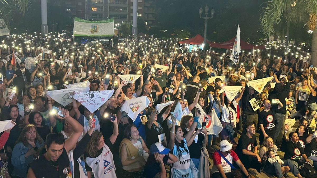 Una multitud unió el ayer y el hoy en Santa Fe este 24 de marzo, denunciando el ajuste económico y los ataques a la libertad de expresión. Una multitud unió el ayer y el hoy en Santa Fe este 24 de marzo, denunciando el ajuste económico y los ataques a la libertad de expresión.