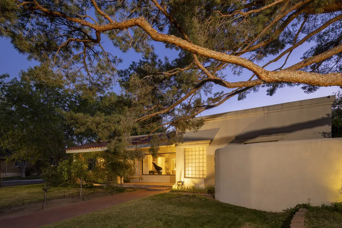 La casa por fuera desde donde se puede ver un piano en la sala de estarJOHN BURCHAM - NYTNS