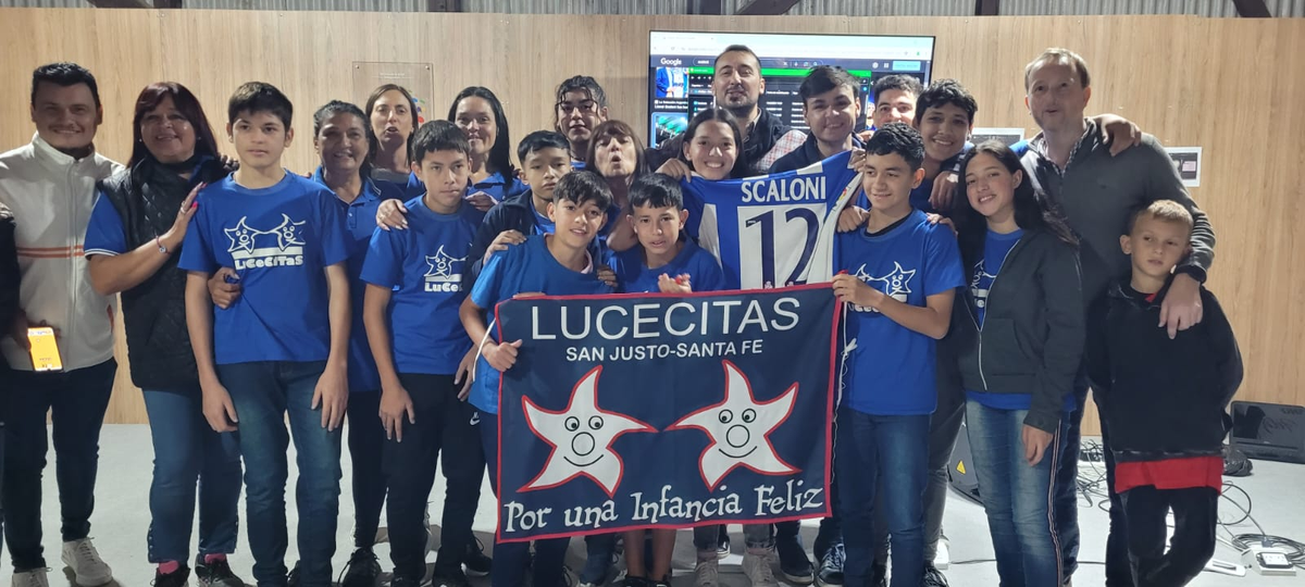 Un grupo de santafesinos entrevistó a Lionel Scaloni y ahora sueñan con charla con Lionel Messi. Un grupo de santafesinos entrevistó a Lionel Scaloni y ahora sueñan con charla con Lionel Messi.