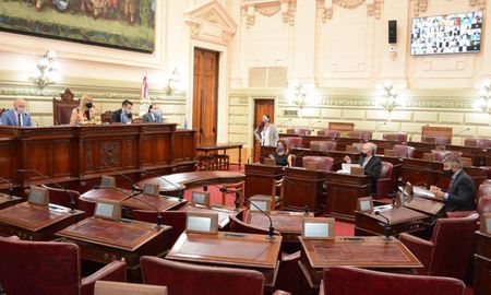 Los nuevos capítulos de la novela política –que está dejando consecuencias institucionales graves- se sumarán este miércoles y jueves cuando el presidente de la comisión de Acuerdos, Fabián Bastía presente recursos ante la Cámara del fuero Laboral de Rosario y ante la Corte Suprema de Justicia de la provincia. Los nuevos capítulos de la novela política –que está dejando consecuencias institucionales graves- se sumarán este miércoles y jueves cuando el presidente de la comisión de Acuerdos, Fabián Bastía presente recursos ante la Cámara del fuero Laboral de Rosario y ante la Corte Suprema de Justicia de la provincia.