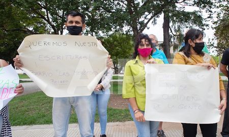 Un grupo de damnificados se manifestó frente a Tribunales mientras se realizaba la audiencia en la que se trató el pedido de excarcelación de Giráldez, que fue denegado.