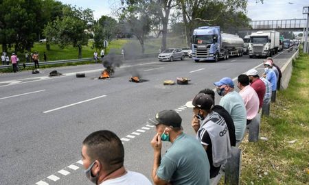 En horas de la siesta, los cortes que llevaba adelante la asociación civil –entre ellos, el de la ruta 168, a la altura de la fuente de la Cordialidad- fueron levantados.Luego, cerca de las 16, se levantó el corte en Arocena y alrededor de las 19 se liberó la circulación por el puente Rosario – Victoria. En horas de la siesta, los cortes que llevaba adelante la asociación civil –entre ellos, el de la ruta 168, a la altura de la fuente de la Cordialidad- fueron levantados.Luego, cerca de las 16, se levantó el corte en Arocena y alrededor de las 19 se liberó la circulación por el puente Rosario – Victoria.