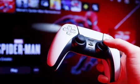 Versiones internas indican que el bloqueo de licencias surgió tras un intento fallido de Sony por frenar la piratería mediante un parche de firmware mal ejecutado. Versiones internas indican que el bloqueo de licencias surgió tras un intento fallido de Sony por frenar la piratería mediante un parche de firmware mal ejecutado.