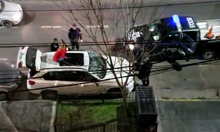El momento en que el personal policial llegó para detener a la mujer del matafuego que destrozó la camioneta de Berizzo. El momento en que el personal policial llegó para detener a la mujer del matafuego que destrozó la camioneta de Berizzo.