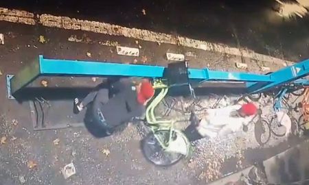 Inseguridad en Rosario: así se robaban una de las bicicletas públicas en plena avenida de la ciudad. Inseguridad en Rosario: así se robaban una de las bicicletas públicas en plena avenida de la ciudad.