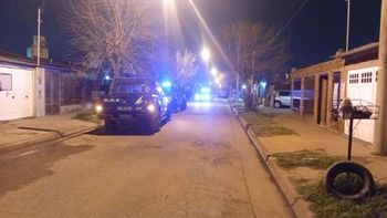 Este sábado por la noche, una mujer denunció que su pareja, un policía que presta servicios en la Comisaría 25, se atrincheró en su domicilio del barrio Nueva Esperanza.