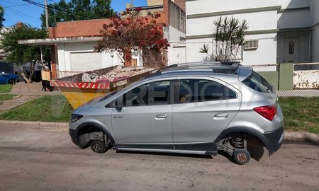 Barrio Candioti Norte: robaron los cuatro neumáticos de un Chevrolet Activ Barrio Candioti Norte: robaron los cuatro neumáticos de un Chevrolet Activ