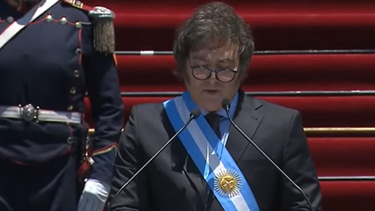 En un tono más calmo que el de costumbre, el flamante mandatario nacional ratificó su plan “motosierra” y anticipó meses de ajustes. En un tono más calmo que el de costumbre, el flamante mandatario nacional ratificó su plan “motosierra” y anticipó meses de ajustes.