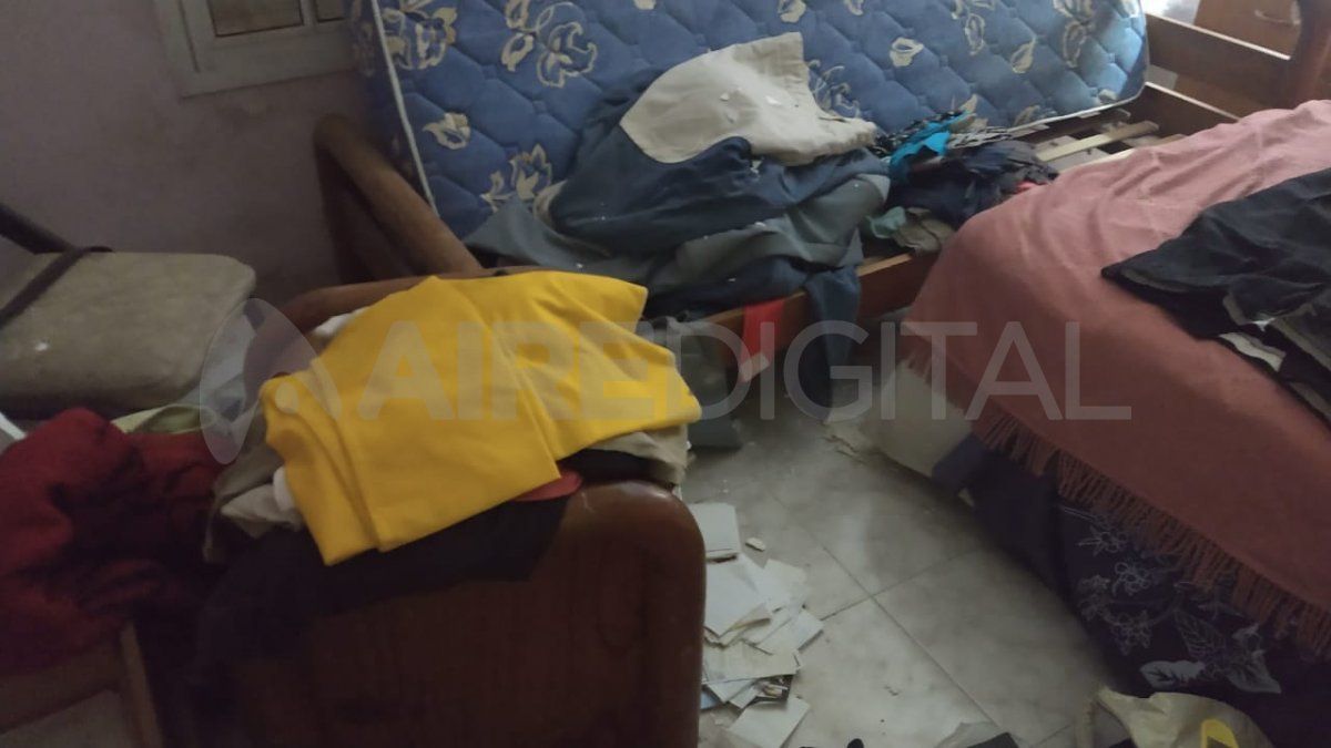 Rompieron y revolvieron todo hasta que se dieron por vencidos al no encontrar una importante suma de dinero y empezaron a cargar la carne el bolsas vacías de papas