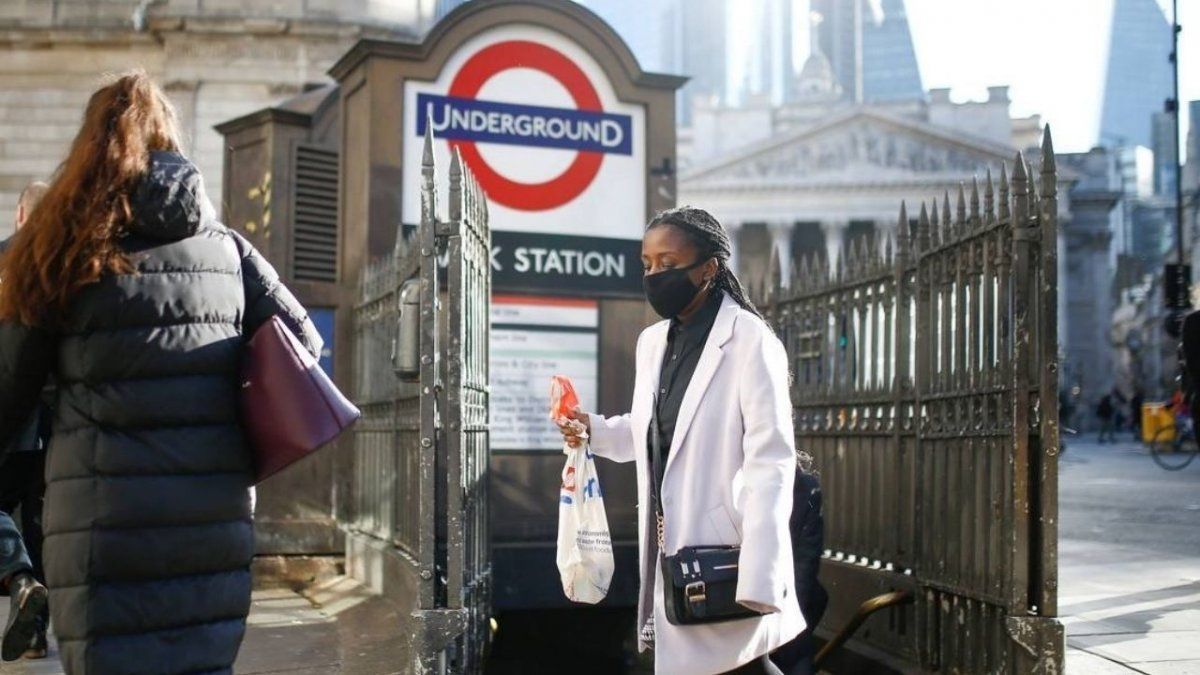 Más de 180 millones de dosis de vacunas fueron administradas en al menos 96 naciones o territorios, según datos oficiales.